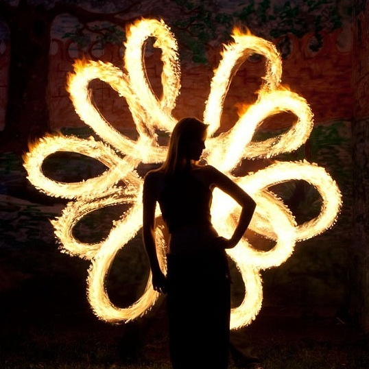 Фаер-шоу в Абхазии — яркое выступление с огнём